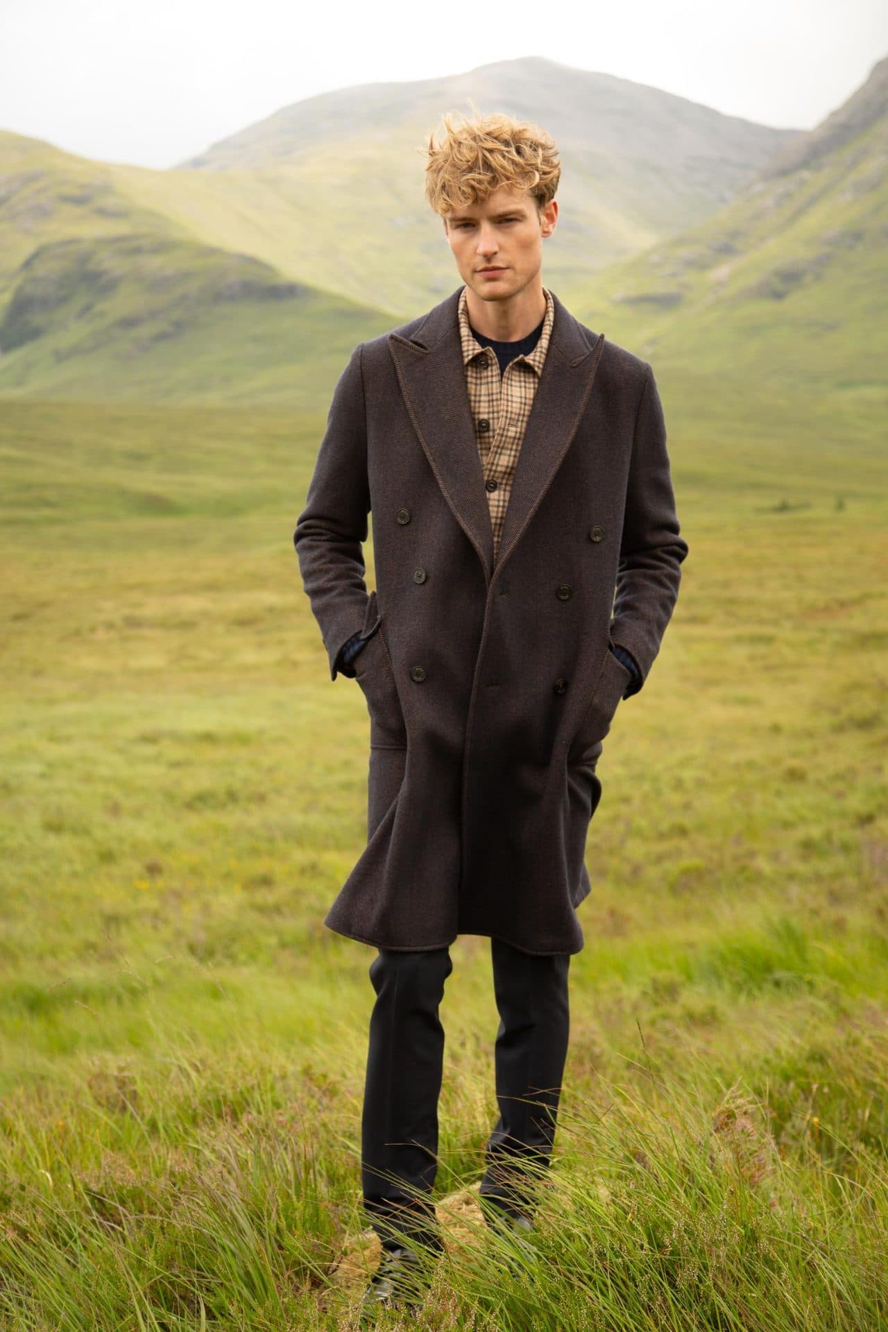 Cappotto Drumohr in lana indossato su maglieria in cashmere